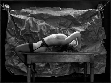 Akt mit Tisch /© HansPeter Muff