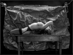 Akt mit Tisch /© HansPeter Muff